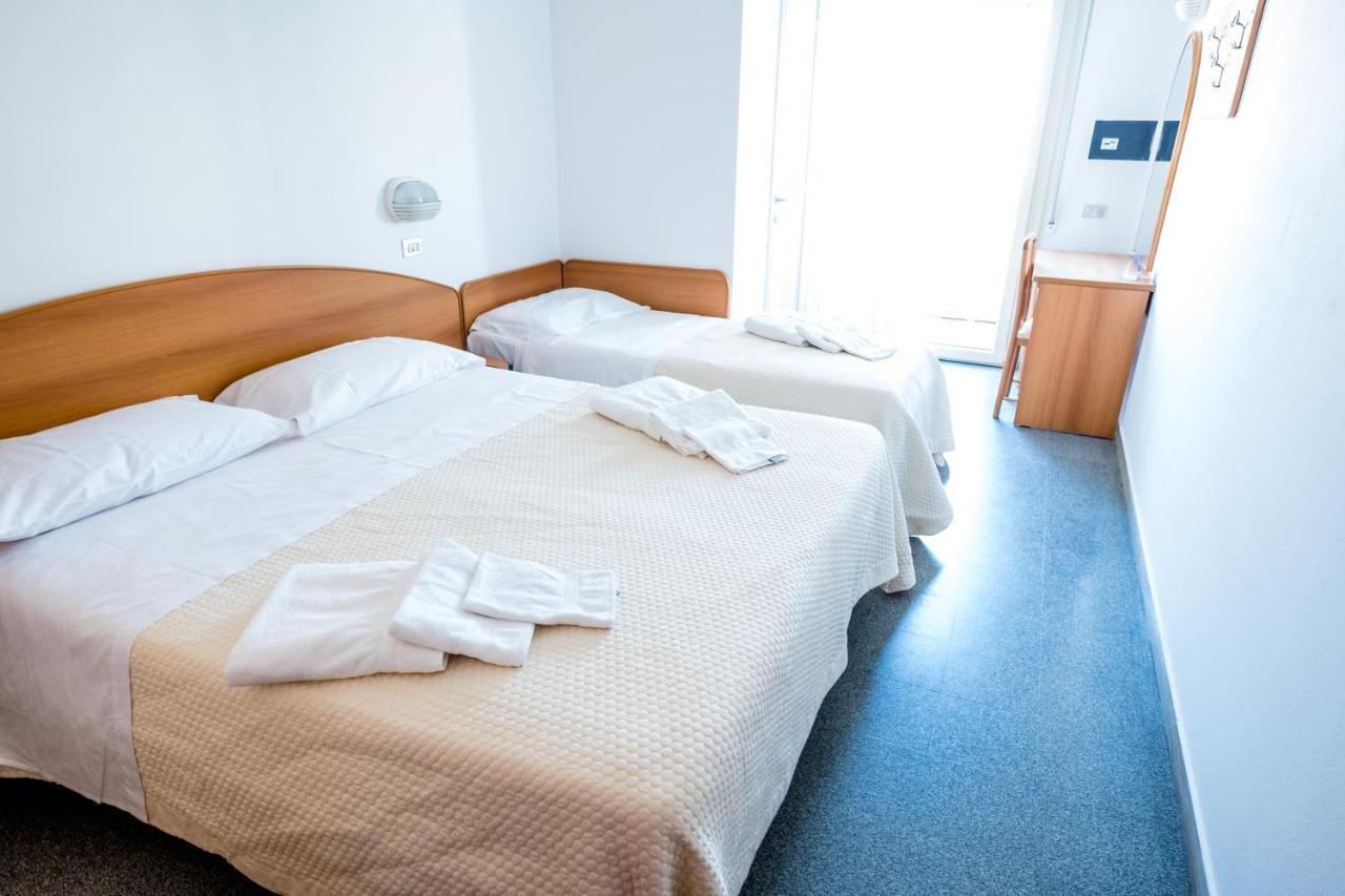Hotel Saint Louis Rimini Bagian luar foto